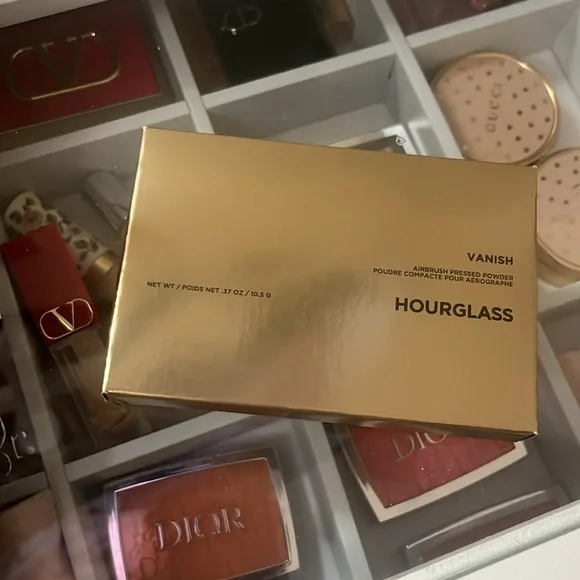Hourglass
Vanish Airbrush Pressed Powder.  Color:Translucent Medium - Picture 2 of 2